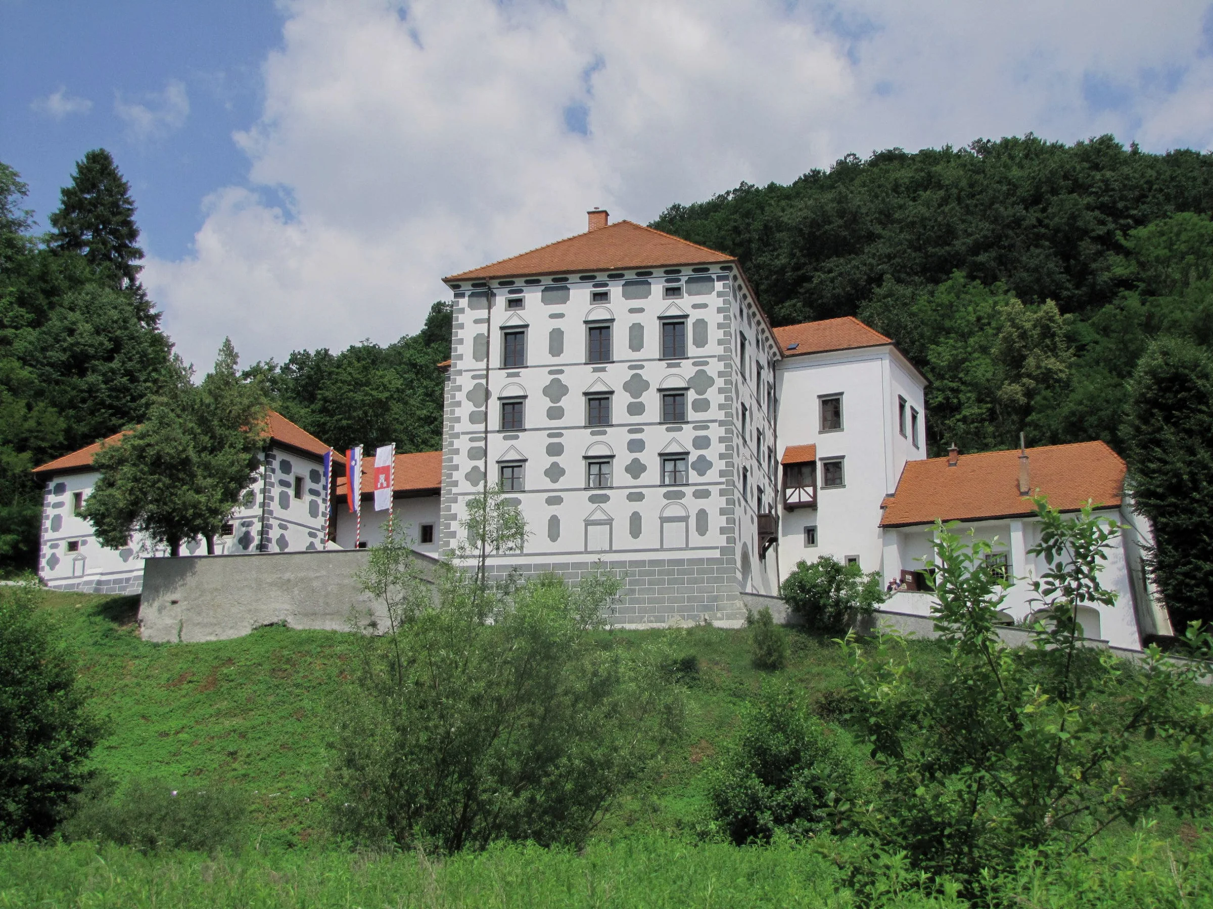 Dvorec Strmol — angleški park in zgodovinska stavba v Rogatcu