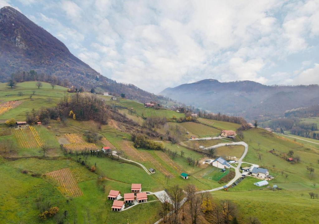 Donačka gora — gora, ki definira kraj in vsak dan ozadja posestvo Pod Goro