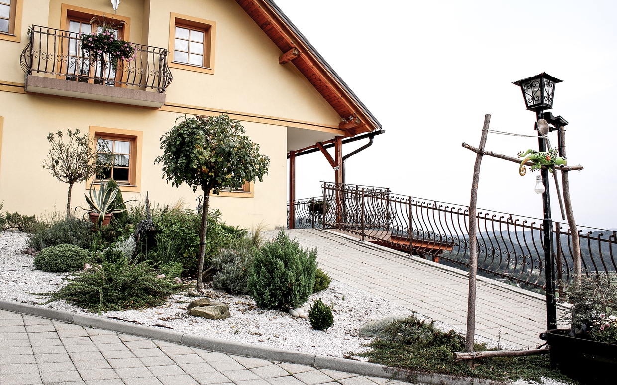 Zunanjost gostišča Pod Goro z vrtno teraso