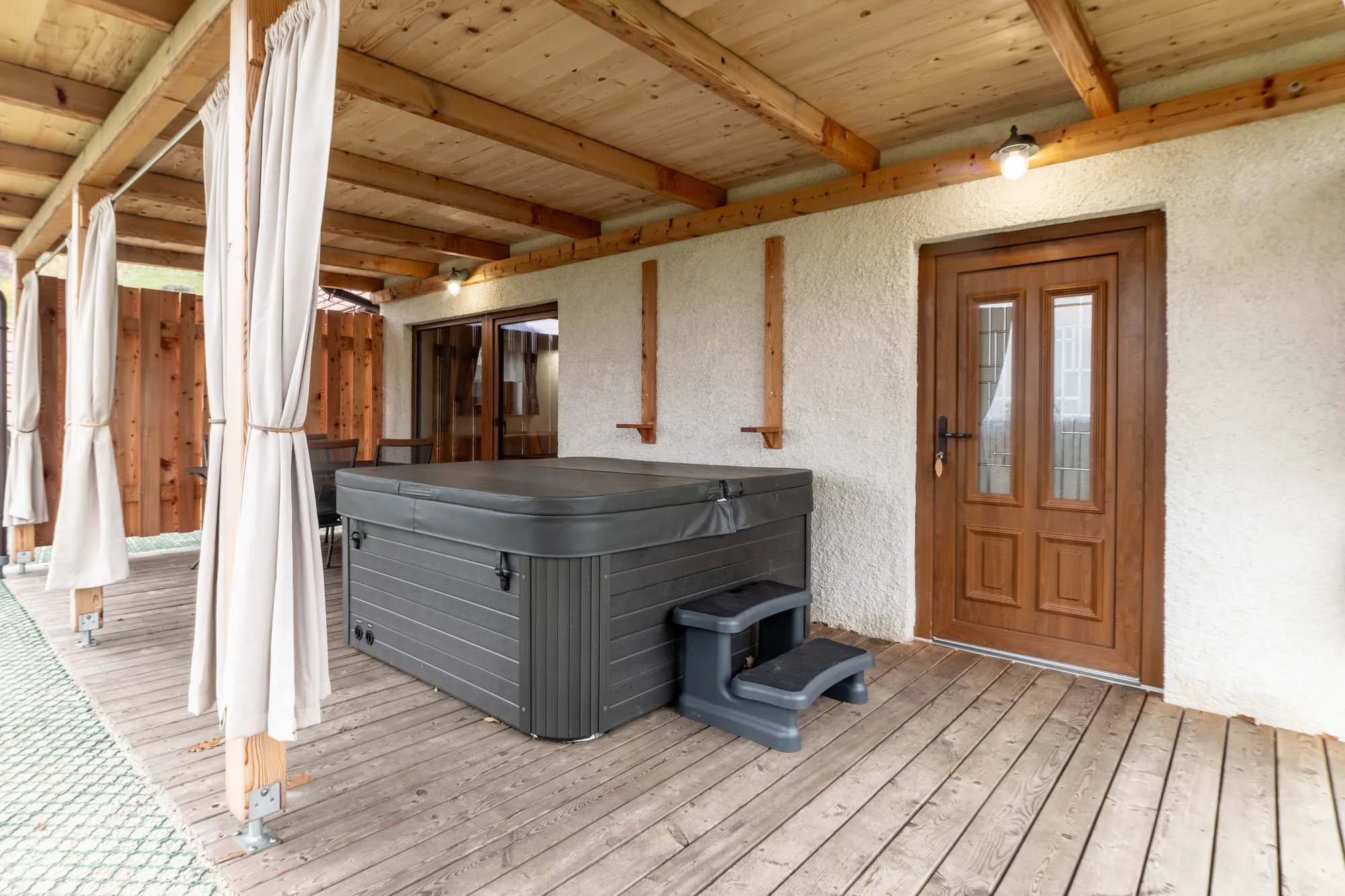 Hiška Brenta — zasebni jacuzzi na pokriti terasi