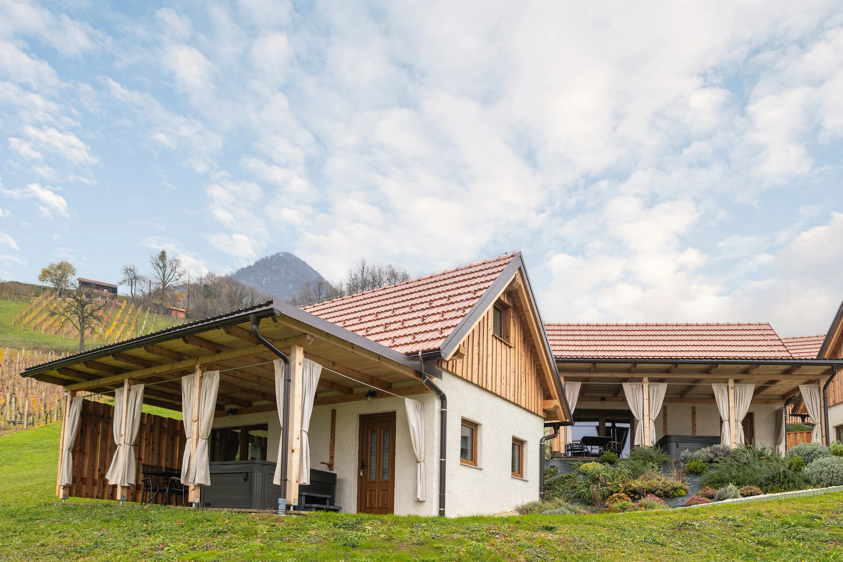 Hiška Hrast — glamping Pod Goro z razgledom na Donačko goro
